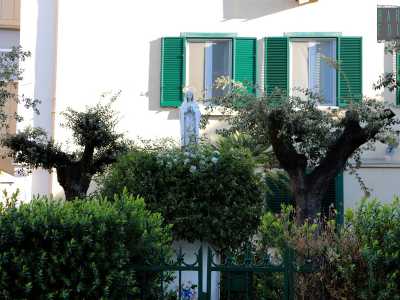E uno di questi non pu� non farsi notare: recintato, ricco di verde e fiori e con al suo interno un paio di bassi alberi a cui sono stati tagliati i rami, presenta al centro una statuina della Madonna circondata da un grande cespuglio con profumate rose bianche